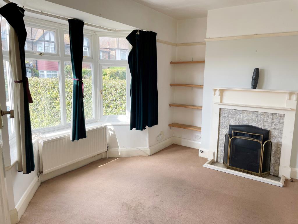 Lot: 73 - HOUSE WITH GARAGE AND GARDENS IN NEED OF UPDATING -